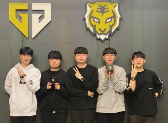 捧起欧冠奖 捧起欧冠奖